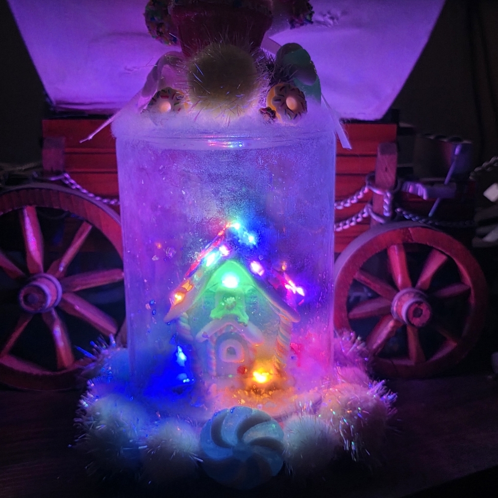 Handcrafted Holiday Gingerbread House Snow Globe With Lights- NWT - Picture 4 of 5